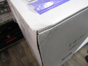 案内ロボット 元箱に汚れ、角潰れ