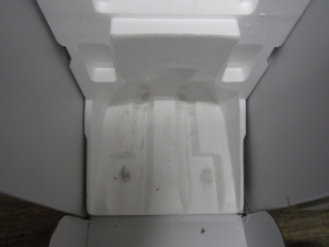 案内ロボット 梱包スチロールに汚れ